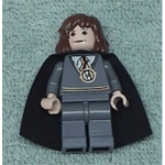 Minifig hp063 : Hermione (collier retourneur de temps, jambes gris bleuté foncé, cape noire)